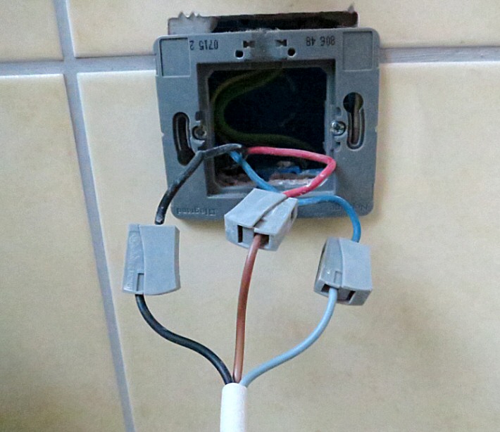 Chauffage électrique sans fil à placer dans une prise de courant